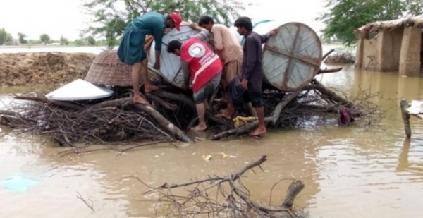 대홍수가 일어난 파키스탄에서 봉사자들이 구호 활동을 진행하고 있는 모습7출처/파키스탄적신월사9