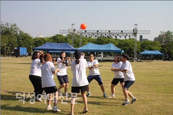 첫째 날에 열린 ‘청춘 운동회’에서 백팀 학우들이 공 튀기기 게임을 하며 빛나는 팀워크를 한껏 발휘하고 있다.