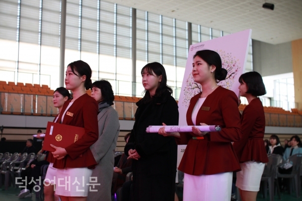 입학식에서 수석입학생이 입장하고 있다. 사진/덕성여대신문사 기자단