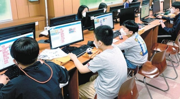 4차 산업혁명을 대비해 소프트웨어 교육을 하는 경기도 군포초등학교